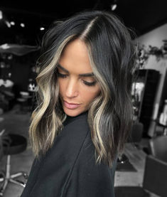 Platinum Money Pieces for Black Lob Money Piece Hair Color, Piece Hair Color, Money Piece Hair Ideas, Toning Bleached Hair, Money Piece Highlights, Black Hair With Blonde Highlights, Money Piece Hair, Piece Highlights