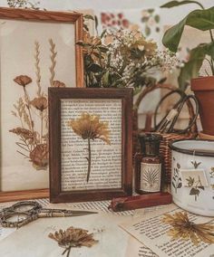 Vintage Aesthetics, Cottagecore Decor, Cottage Core Aesthetic, Arte Floral, Aesthetic Room Decor, Aesthetic Room, Pressed Flowers, Vintage Home Decor