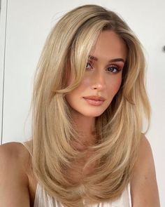 Summer Blonde Hair Medium Length, Chic Haircut Medium, C Shape Haircut, Hairstyles 2024 Trends, Haircut Trends 2023, Haircuts For Long Hair