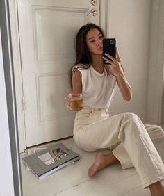 Stile Kylie Jenner, Minimal Stil, Minimalist Moda, Style Désinvolte Chic, Style Casual Chic, Wellness Trends, Beige Outfit, Look Retro, Minimalistic Style