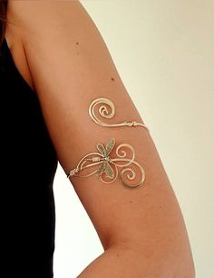 Upper Arm Bracelets Gold, Silver Accessories For Prom, Arm Cuffs Aesthetic, Day Festival Outfit Summer, Wedding Assesories, Jewelled Dress, Arm Band Jewelry, Elven Fashion, Arm Cuff Jewelry