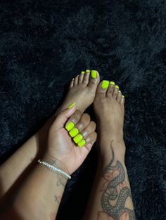 Lime Green Nails Short Square, Short Acrylic Nails Lime Green, Short Lime Green Acrylic Nails, Nails Acrylic Lime Green, Short Neon Nails Acrylic Square, Black And Lime Green Nails Acrylic, Lime Green Toe Nails, Highlighter Green Nails