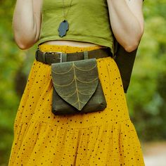 Diy Leather Belt Pouch, Leaf Bag Diy, Leaf Bag Pattern, Belt Pouch Pattern, Leafling Bags, Belt Bag Diy, Diy Belt Bag, Elven Druid, Leaf Purse