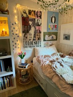 Taylor Swift Bedding, Taylor Swift Apartment Decor, Room Inspo 2024, Room Redo Ideas, Room Ideas Taylor Swift, Taylor Swift Room Ideas, Taylor Swift Aesthetic Room, Sleepover Film, Taylor Swift Bedroom