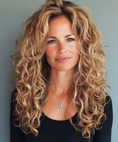 Add an ombre effect to your textured curly pixie for a dynamic and trendy look. The ombre enhances the natural curls, creating a soft and multi-dimensional appearance that’s perfect for adding a modern touch. Shoulder Haircut, Long Curly Haircuts, Shaggy Long Hair, Hairstyles For Women Over 60, Curly Hair Tutorial, Curly Pixie, Shoulder Hair, 2015 Hairstyles, Hairdos For Short Hair