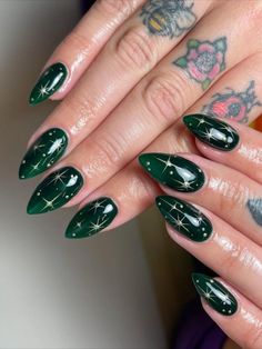 Queste “aura nails” in versione invernale sono perfette per la stagione. Sfumano tra due tonalità di verde bottiglia, che ricorda subito i brindisi di spumante tipici della stagione delle feste, con decorazioni a stelline per dare alla manicure un tocco magico e misterioso. Credits IG: @Houseofnaf Aura Nails, Aura, Manicure, Nail Designs, Nails, Design