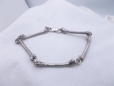 This is a vintage sterling silver bones bracelet. This sterling chain link bracelet has 5 sections of realistic bones; with a lobster claw close. This bracelet is 8 & 1/2" long & weighs 22 grams. Bones Bracelet, Bracelet Vintage, Chain Link Bracelet, Vintage Stil, Sterling Silber, Lobster Claw, Vintage Sterling Silver, Link Bracelets, Arm Band