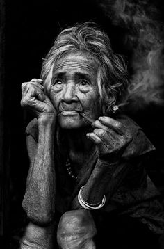 Professional Portrait Photography, Old Faces, Photographie Portrait Inspiration, Photography Inspiration Portrait, Top Photographers, Professional Portrait, Old Woman, Black And White Portraits, Black White Photos