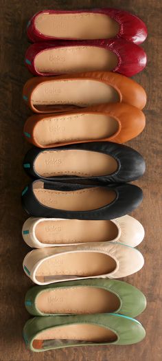 With a soft leather upper and classic silhouette, Tieks Ballet Flats are the perfect shoe for the season! Bobbies Shoes, Tieks Ballet Flats, Mode Shoes, Estilo Chic, Zooey Deschanel, Teacher Outfits, Crazy Shoes, Hippie Chic, Perfect Shoes