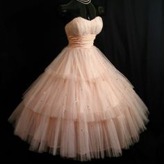 Kain Tile, Mode Retro, Pretty Fashion, Vintage Prom, Shell Pink, Retro Mode, Vintage Gowns, Tulle Gown