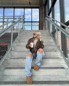 Ugh Sneakers Outfit, Ugg Slippers Outfits, Beige Leather Jacket Outfit, Leather Jacket Outfit Winter, Shoes Uggs, Fashion Inspo Winter, Slipper Outfit, Fall Leather Jacket