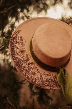 Wood Burning Hats Diy, Burn Design On Hat, Wood Burn Hat Design, Burned Hat Ideas, Wood Burning Hats, Burnt Hat Design, Hat Pyrography, Pyrography Hats