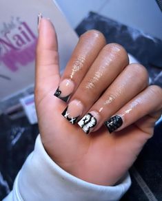 Nail Ideas Acrylic With Charms, Rod Wave Concert Nail Ideas, Nails Inspo For Birthday, No Acrylic Nail Designs, Shirt Nail Inspiration, Kaws Short Acrylic Nails, Nails Acrylic No Charms, Nail Designs Without Charms, Klaws Nails Design