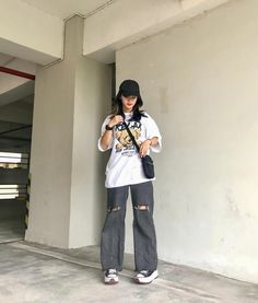 Street Wear For School, Converse Outfit Korean, Converse Outfit Summer, Singapore Outfit, Oversize Tshirt Outfits, Boyish Outfits, Boyish Style, Outfit Korean, Korean Casual Outfits