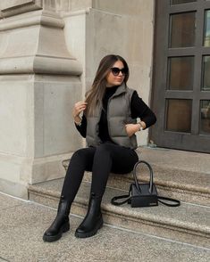 What To Wear With Chelsea Boots: 12 Outfits Perfect For Fall - The Wandering Girl Chique Outfit, Look Legging, Winter Fashion Outfits Casual, Chic Fall Outfits, Paris Mode, Trendy Fall Outfits, Looks Black, Stylish Work Outfits, Outfit Trends