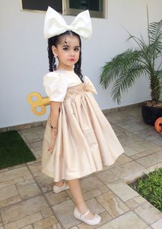 Broken doll cracked doll kids baby girl costume for halloween. Re using an old flower girl dress and adding face painting and details. Halloween Costume Couple, Diy Fantasia, Costume Carnaval, Baby Costumes Girl, Baby Kostüm, Broken Doll, Gaun Fashion, Fantasias Halloween