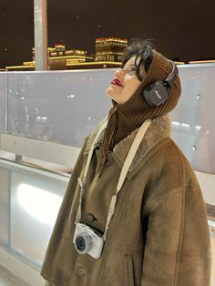 Bonnet Hat Outfit, Retro Headphones Outfit, Headphones Over Beanie, Winter Beanie Aesthetic, Conductor Hat Outfit, Marshall Headphones Outfit, Winter Hat Aesthetic, With Headphones Aesthetic, Beanies Outfit