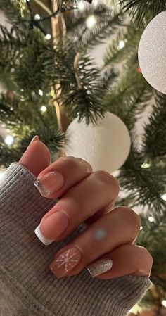 christmas nails, christmas nail designs, simple christmas nails, festive nails, simple christmas nails, christmas nail ideas, christmas nail art designs, red nails, winter snowflake nails, christmas nails 2022, holiday nails, xmas nails Nails Neutral, Simple Gel Nails, Festival Nails