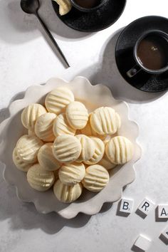 Sequilhos cookies on a white plate with two cups of coffee and some scrabble pieces. Cornstarch Cookies, Bite Size Cookies, Afternoon Coffee, Coffee Espresso, Recipes Dessert, Brazilian Food, Cookie Scoop, Sweetened Condensed Milk, Tasty Treats