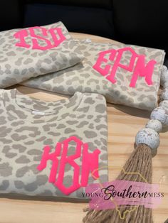 This natural leopard print shirt is unisex in fit and is super soft! The monogram is made with puff vinyl. Available in children's-adult sizes. They would be so cute for family matches! Infant sizes come in ONESIES only, no t-shirt. Shirts are LAT brand. We use a professional heat press and high quality vinyl.  Leave monogram in the exact order you want it to appear. firstLASTmiddle initial order Monogram will be made exactly as you enter it, so please double check this for accuracy. Message me Initial Shirts Vinyl Ideas, Puff T Shirt Design, Puff Vinyl Shirt Ideas Fall, Monogram Shirts For Women, Puff Print Design, Cute Cricut Shirts For Women, Monogram Shirt Ideas, Cricut Shirt Ideas Women, Cute Shirt Designs Vinyl