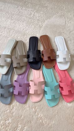 Hermes Flats, Vestidos Sport, Feminine Sandals, Sandals Design, Trendy Slippers, Fancy Sandals, Luxury Sandals, Benz C300