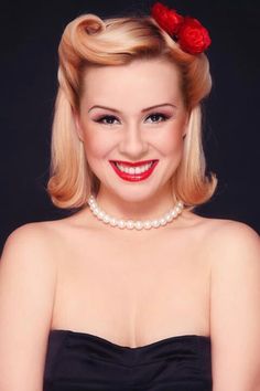 Cute and classy! Look of Grease Sandra! Pin Up Girl Hairstyles, 40s Hairstyles, 1940s Hairstyles, Vintage Wedding Hair, Side Hairstyles