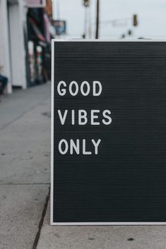 a sign that says good vibes only on it