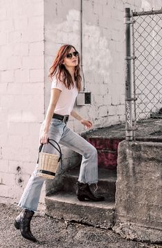 How To Style Bootcut Jeans, How To Wear Bootcut Jeans, How To Wear Cowboy Boots, Cottage Fashion, Bootcut Jeans Outfit, Jane Aldridge, Casual Chique Stijl, Outfit Botas, Black Bootcut Jeans