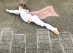 Chalk Art Photo Ideas, Sidewalk Chalk Photo Ideas, Chalk Photoshoot Kids, Chalk Photography, Chalk Pictures, Fun Chalk Art, Sidewalk Chalk Art