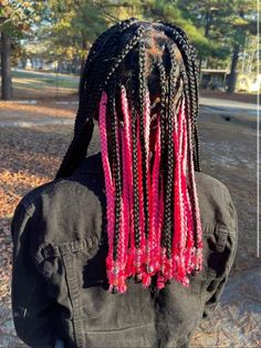 Pink And Black Box Braids With Beads, Peakaboo Braids Knotless With Beads, Short Knotless Box Braids With Beads Peekaboo, Black Braids With Pink Underneath, Peekaboo With Beads, Knotless Peekaboo Braids With Beads, Short Peekaboo Braids With Beads, Braids With Beads And Color, Box Braids With Pink Beads