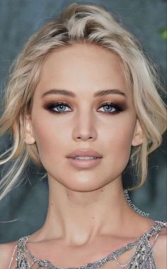 Makeup Looks For Pictures, Sultry Makeup Looks Green Eyes, Gala Makeup Looks Blue Eyes, Dramatic Eye Makeup For Blue Eyes, Makeup For Formal Event, Smokey Eye Makeup Blue Eyes, Sultry Bridal Makeup, Smokey Eye For Blue Eyes, Makeup For Fair Skin