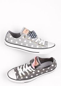 Polkadot chucks! Need these for work be my classroom theme is polka dots! Polka Dot Converse, Cute Converse, Cooler Look, Converse Sneakers, Carrie Bradshaw, Crazy Shoes, Hippie Chic