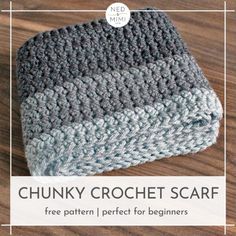 the chunk crochet scarf is shown with text that says, free pattern perfect for beginners