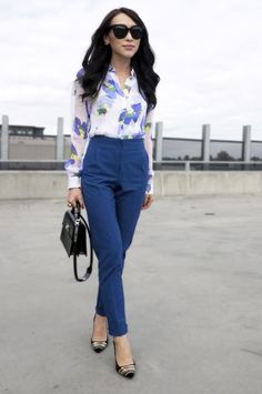 summer office wear inspiration --- blue and white floral blouse with amazing blue pants Elegant Summer Outfits, Summer Office Wear, Womens Business Casual, Office Casual, Looks Chic