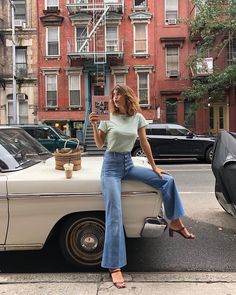 French Style Icons, Mode Poses, Style College, Style Parisienne, Flair Jeans, Jeanne Damas, Outfit Jeans, Looks Street Style, Herve Leger