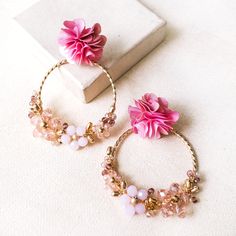 Hermosos y románticos aretes llenos de oro, cristal y tela. Delicadamente hechos a mano uno por uno para crear esta hermosa obra maestra.
 Detalles
 Rosa/Fucsia
 Tamaño: 6,75 cm.
 Peso: 5,5 gr. cada

 Rosa/Crema
 Tamaño: 8,25 cm.
 Peso: 6,1 gr. cada

 Azul/Turquesa
 Tamaño: 8,25 cm.
 Peso: 6 gr. cada

 Rosa claro
 Tamaño: 6 cm.
 Peso: 5,4 gr. cada Fabric Earrings, Earrings Collection, Blue Turquoise, Lighting Collections, Turquoise Blue, Gold Filled, Light Pink, Blossom, Charm Bracelet