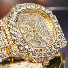 THE EPITOME OF TIMELESS ELEGANCE AND UNBRIDLED LUXURY: OUR VVS ICED OUT WATCH. This breathtaking timepiece is a true masterpiece of craftsmanship, featuring a stunning array of glittering diamonds and precious gemstones, carefully set into a sleek and stylish design that will leave all onlookers in awe. With its precise timekeeping and unparalleled aesthetic appeal, this watch is the ultimate statement piece for anyone who demands nothing but the best. Whether you're hitting the town or attendin Iced Out Watches, Miss Fox, Gold Man, Diamond Ice, Gold Watch Men, Luxury Diamonds, Diamond Glitter, Estilo Hip Hop, Ultra Modern