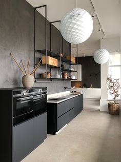 Black Modern Kitchen Cabinets with Concrete Backsplash and White Pendants This black kitchen design represents modernity with minimalist details. Concrete Backsplash Kitchen, Rustic Kitchen Makeover, Concrete Backsplash, White Pendants, Flat Cabinets, Magic Kitchen, Black Modern Kitchen, Modern Black Kitchen, Model Dapur