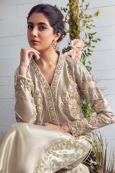 Pakistani Fancy Dresses, Pakistani Fashion Party Wear, Beautiful Pakistani Dresses, Indian Gowns, Embroidery Suits Design, Boutique Dress Designs, Fancy Dress Design, Embroidery Designs Fashion, Embroidery Suits