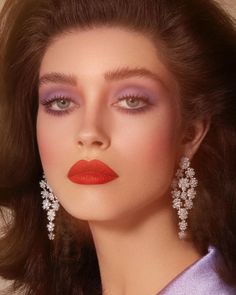 Maquiagem anos 80: tutoriais e 40 FOTOS para apostar nessa make 1980s Makeup And Hair, 1980s Makeup, Nikki Makeup, Editorial Make-up, Rosa Make-up, 70s Makeup