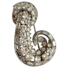 One (1) White Platinum Brooch, signed: Cartier London. Clip mechanique, set with: 36 brillant cut daimonds 3.00ct VVS/VS -D-E 10 single cut diamaonds 0.20ct VVS/VS - D-E 19 baquette cut diamonds 2.00 ct VVS/VS - D-E weight: 10.43 grams Measerments of the Brooch: 33 x 20 x 10 mm Signed : hand engraved: Cartier London nr 115363 ca 1950 1950 Art, Vintage Cartier Watch, Diamond Flower Brooch, Cartier Diamond, Art Nouveau Antiques, Art Deco Brooch, Art Nouveau Jewelry, Diamond Brooch, Brooch Necklace