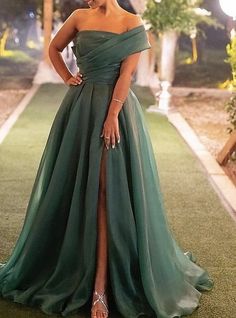 Linha A Vestidos de noite Verde esmeralda Vestido Baile de Formatura Cauda Escova Manga Curta Assimétrico Organza com Franzido Fenda 2023 de 2023 por R$ 631.3 Prom Dresses Long A Line, Red Green Dress, Green Wedding Dresses, One Shoulder Prom Dress, Strapless Prom Dress, Green Tulle, Emerald Green Dresses, Evening Dresses Online, Green Mermaid