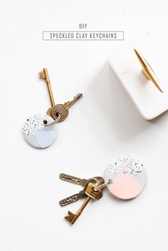 two keychains that have been placed on top of each other with the words, diy speckled clay keychais