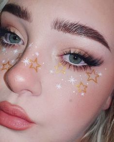 Star Freckles Makeup, Star Makeup Ideas, Star Themed Makeup, Cute Face Painting Aesthetic, Sun Makeup Looks, Space Themed Makeup, Star Makeup Aesthetic, Celestial Makeup Looks, Fun Christmas Makeup