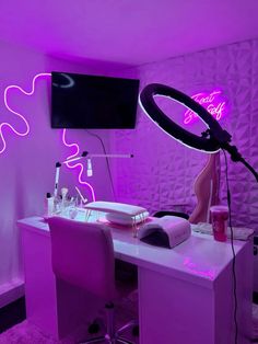 Purple Nail Room Ideas, Aesthetic Nail Tech Room, Purple Nail Tech Room, Nail Tech Station At Home Decor, Wig Room Ideas, Nail Tech Room Decor, Salon Post Ideas