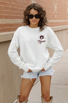 Bring the energy of the game to your wardrobe with our Auburn Tigers oversized long sleeve tee with ribbed neckline and cuffs. Featuring a midweight 100% cotton construction, showing off your school or team spirit will be a breeze. Florida Gators Collegiate Long Sleeve T-shirt With Relaxed Fit, Oversized T-shirt With Ribbed Cuffs For College, White T-shirt With Ribbed Cuffs For College, Collegiate Long Sleeve T-shirt For College, Collegiate Long Sleeve Relaxed Fit T-shirt, White Varsity Top With Ribbed Cuffs, Long Sleeve T-shirt With Ribbed Cuffs For College, Collegiate Long Sleeve College T-shirt, Varsity Long Sleeve T-shirt For College