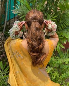 Loose pony Pony Hairstyles With Saree, Saree Look With Ponytail, Pony Hairstyle On Lehenga, Pony On Saree, Ponytail On Saree, Ponytail Hairstyles On Lehenga, Pony Hairstyle On Saree, Pony With Saree, High Pony Hairstyles Wedding Indian