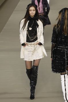 Chanel Fashion Week, Black And White Makeup, Fashion Line, Runway Models, School Fashion