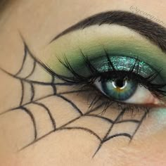 Nem Halloween Makeup, Spiderweb Eyeliner, Pelottava Halloween, Maquillage Halloween Simple, Makeup Zombie, Halloweenský Makeup, Halloween Make-up Looks, Eyeliner Tips, Modern Makeup