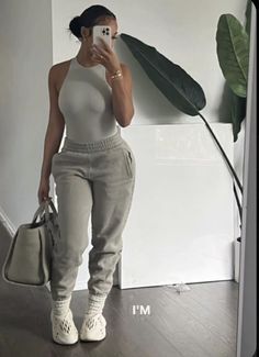 Cabin Trip Outfit Black Women, Minimalist Fits, Runners Outfit, Jogger Outfit, Looks Hip Hop, Cabin Vibes, Yeezy Outfit, Baddie Vibes, Airport Aesthetic